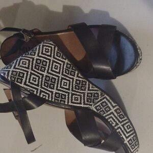 Mudd size 9 wedged sandals Black and white